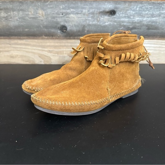 Minnetonka 282 Women's Brown Suede Fringe Ankle Boots Hard Sole 7.5 Zip Closure - Picture 1 of 9
